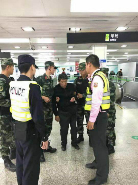 七旬老人乘地铁坐扶梯时不慎摔倒 武警官兵紧急按停救援